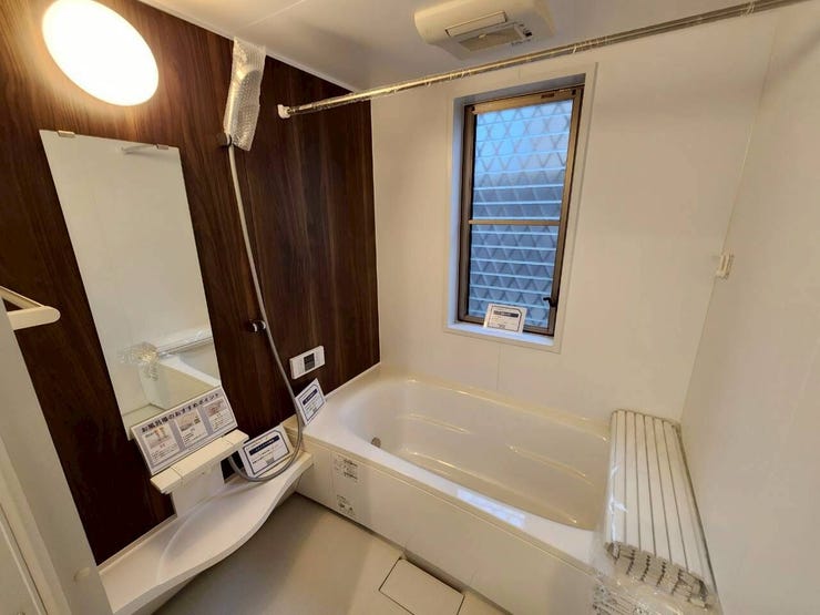 浴室乾燥機付♪
木目調の落ちついたアクセントパネル♪