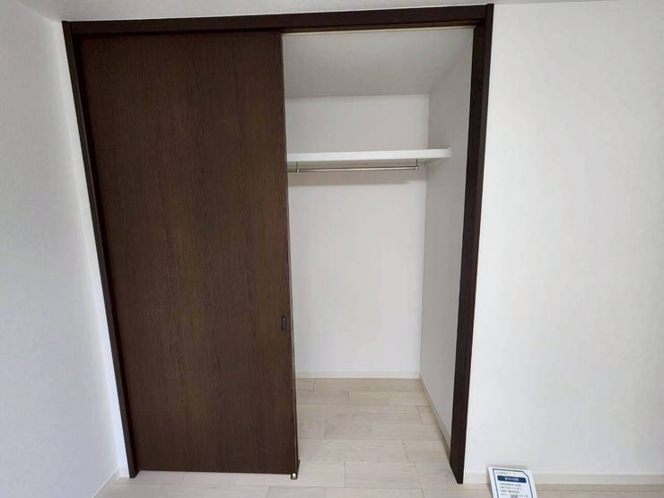 2F ②洋室5.2帖 収納♪