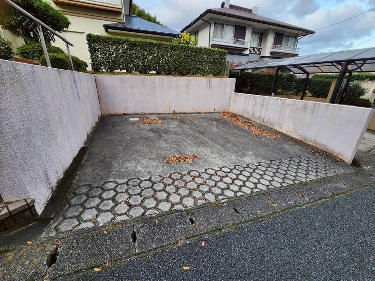 ①駐車場 2台駐車可能♪