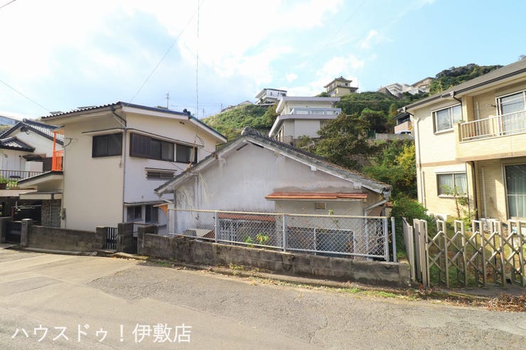 【外観】
【外観写真】
・人気の平坦地エリア
・敷地52.44坪と広々
・既存建物は解体更地渡し!