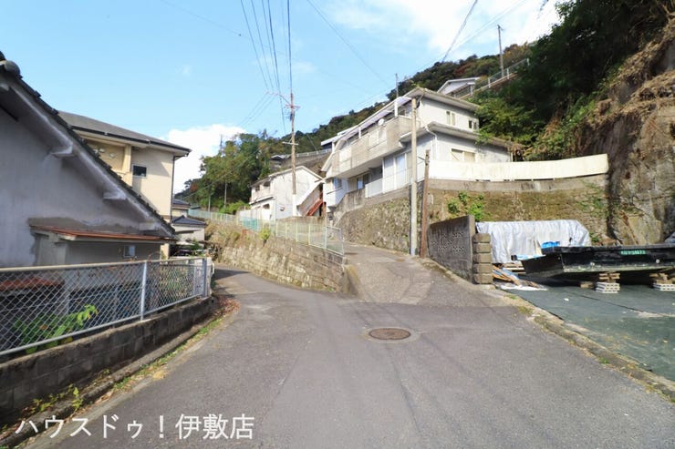 【前面道路】
東側前面道路、北方面
交通量少な目です!