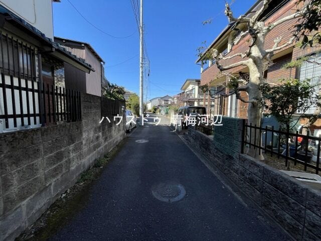 前面道路:車がすれ違うには厳しい道幅ですが、車はスピードを抑えて走行するので、お子様にも安全な道幅となっています。