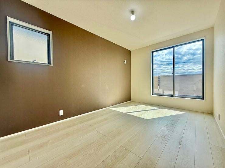 ◇浴室換気乾燥暖房機◇
雨の日が多い時期でも、洗濯物が乾きにくい夜でも、お天気を気にすることなく洗濯機を回すことができます。換気機能もあるので湿気がたまることもなく、浴室のカビを抑えられます。