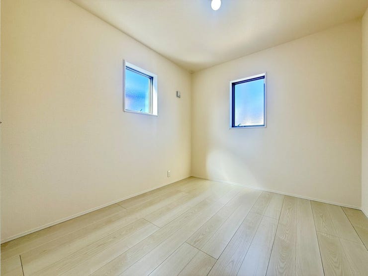 ◇24時間換気システム◇
窓を開けなくても外気の空気を室内に入れ、室内の空気を外に排出する仕組みで、天候に関係なく常に換気ができます。ご家族が不在のときでも使用することができる便利な機能です。