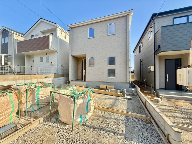 ◇外観写真◇
2号棟のリビングダイニングは16帖と広く、家族が集まって食事をしたり、くつろいだりするのに十分な広さです。南側にはお庭があります。リビングからお子様の遊ぶ姿などを見守れます♪