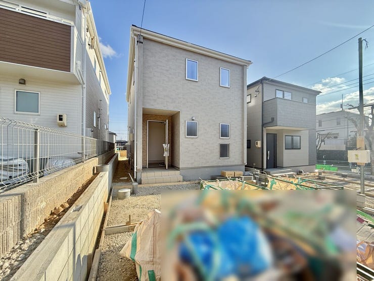 ◇外観写真◇
2号棟はゆとりの間取り5LDKです♪全居室にクローゼットを採用しています。お部屋もスッキリし、個室空間を広くお使いいただけます。南庭付、駐車場はうれしい並列2台分です♪