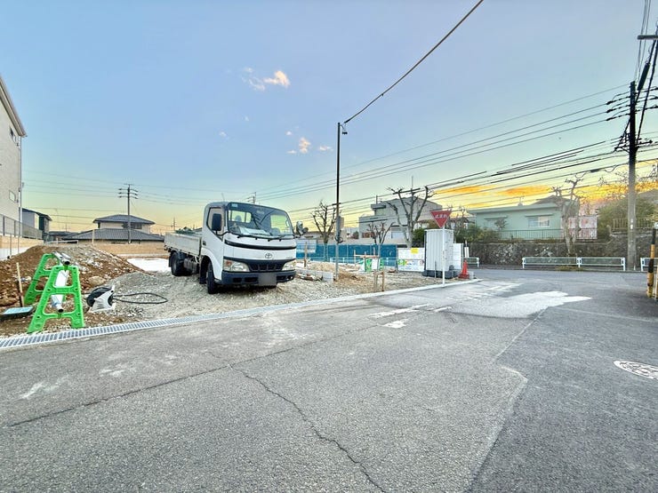 ◇前面道路◇
道路幅はゆとりある6m。交通量は多くなく、間口も広いので楽に駐車できます。駅や線路が近すぎることもないので、電車の騒音や踏切の音なども気にすることなく生活して頂けます。