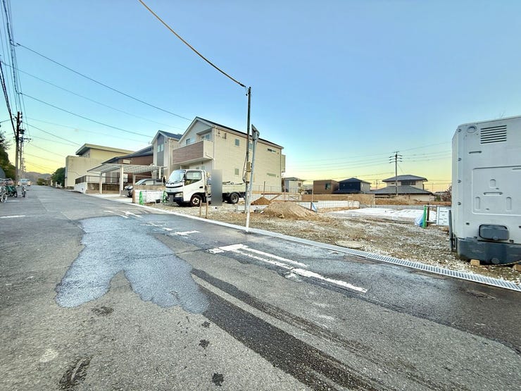 ◇前面道路◇
小中学校、幼稚園、公園、病院など、子育てに必要な施設がすべて徒歩圏内にそろっています。周辺施設が充実しているかどうかも物件選びにおいては大切なポイントですね。