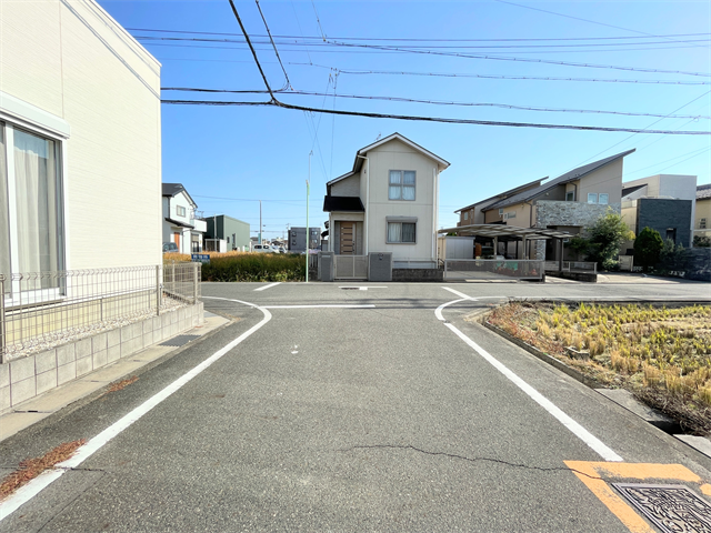 幅員約6mの前面道路です。車の出し入れもしやすく、また配達などの車が停まっていても通行出来る道幅となっています。