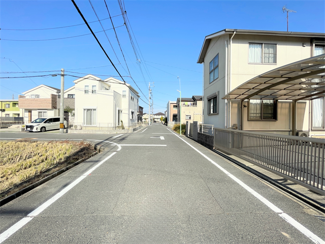 幅員約6mの前面道路です。車が余裕を持ってすれ違うことが出来る道幅です。車の出し入れも余裕を持って行うことが出来ます。