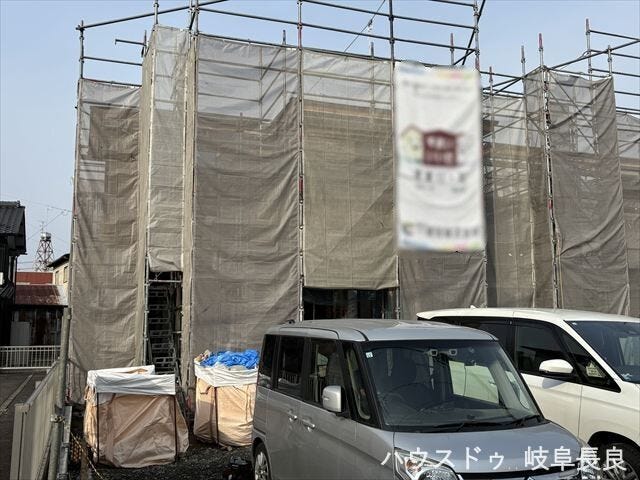 上棟して、いよいよ家の輪郭が見えてきました。完成が待ち遠しいですね♪