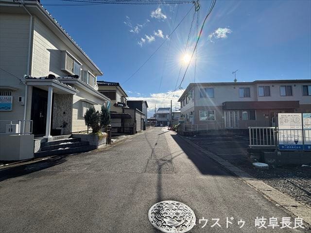 ≪東側南向き≫
幅員約4mの前面道路です。車1台が余裕を持って通れる道幅です。車はスピードを控えるので事故率の軽減や歩行者も安心して通行できます。