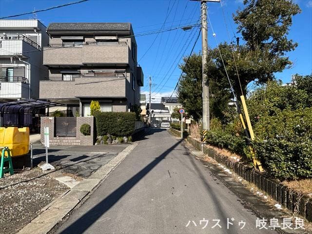 ≪東側北向き≫
住宅街に立地。駐車も焦らずできそうですね。