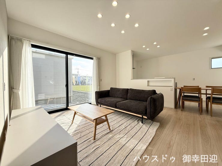 ■□■安らぎと笑顔の中心地■□■陽光が優しく降り注ぎ、会話が自然と弾む。ここでは、毎日が特別な時間へと変わります