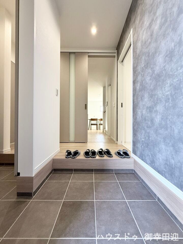 ■□■「ただいま」の安堵をくれる場所■□■訪れる人を迎え入れ、帰るたびにホッと一息つける、明るく機能的なエントランス