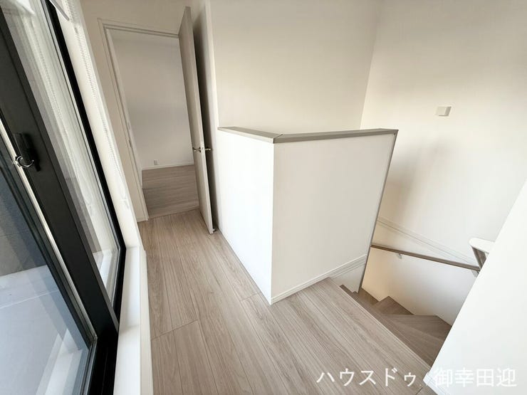 ■□■暮らしを繋ぐ、明るい動線■□■採光窓から光が差し込み、足元を優しく照らす。安全で快適な、家族の生活を支える縦の繋がりです