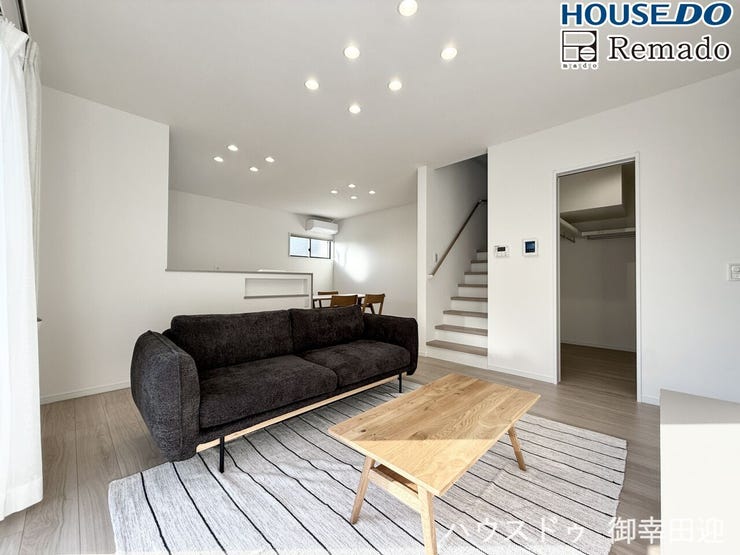 【リビング】
■□■家族の笑顔が集う、安らぎとくつろぎの中心地■□■お気に入りの家具を迎え、窓からは心地の良い光が差し込みます。