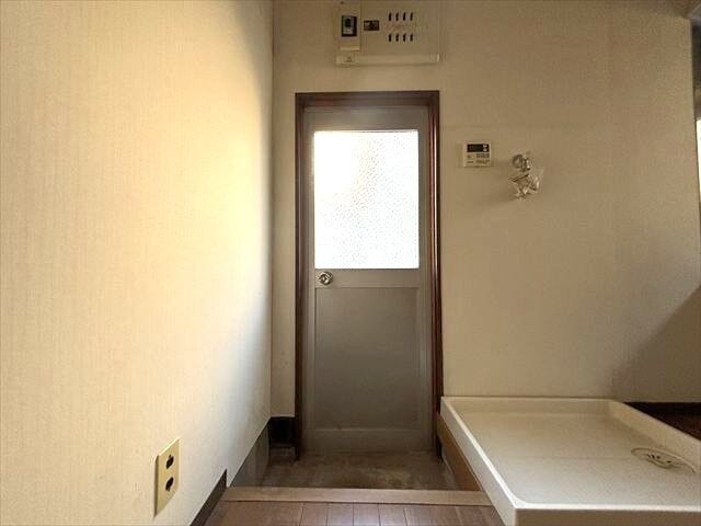 キッチン:勝手口が付いていますので、ゴミ出しもサッと外に持っていくことが出来ますね。いやな臭いがキッチンにこもらず快適です♪