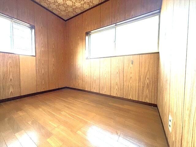 洋室:2面採光なので日当たり、風通しともに良好です。