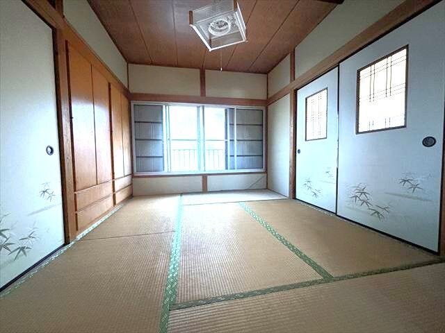 和室:収納スペースが豊富なので、お部屋を広くお使いいただけます。押入があるので、奥行きがあり、お布団などをしまうことができます。収納グッズを使って空間を有効活用することができます。