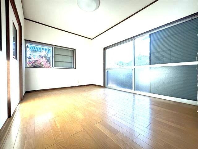 洋室:広々としたお部屋なので、ご夫婦の寝室としてもお使いいただけそうです。窓から日差しが入りプライベートの時間も気持ちよく過ごすことができそうです。