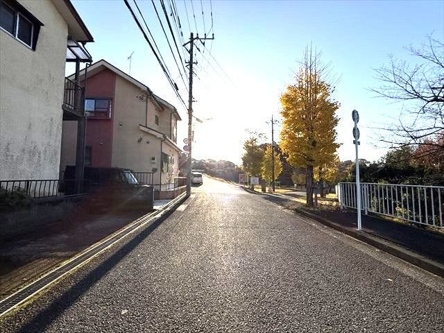 【北西側 前面道路】幅員約7m以上の前面道路です。普通車が余裕を持ってすれ違うことの出来る道幅です。もちろん、大型車も余裕を持って通行出来ます。