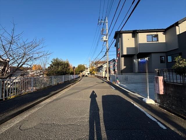 【北西側 前面道路】幅員約7m以上の前面道路です。車の出し入れもしやすく、また配達などの車が停まっていても通行出来る道幅となっています。