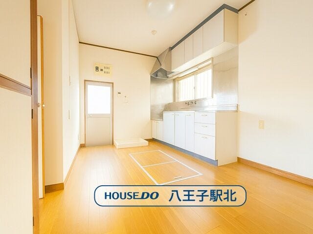 【ダイニングキッチン】
画像は実際の室内写真及び間取り図をもとに、CGにて再現したイメージ画像であり、実際とは異なります。