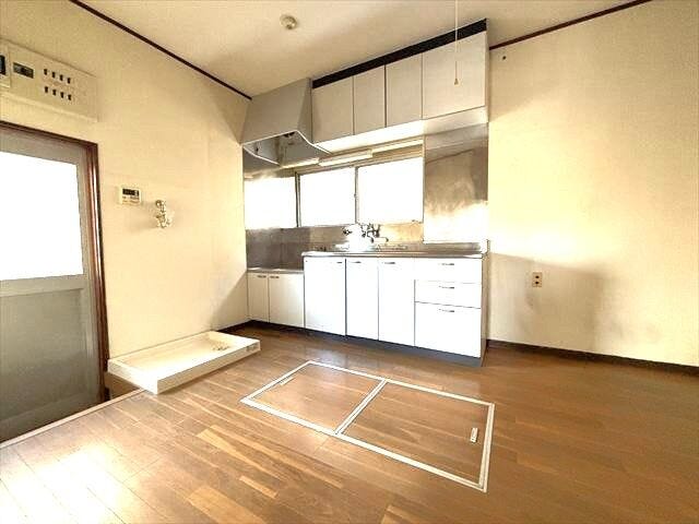 ダイニングキッチン:窓があるので、日差しが降り注ぐのはもちろん、換気もしっかりできます。窓を開けて家事の合間の休憩もできそうです。