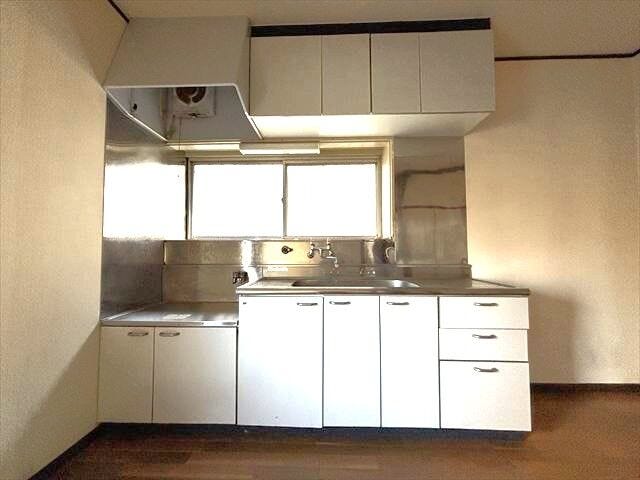 キッチン:キッチンは壁付けタイプですのでお部屋をすっきりと見せてくれるメリットがあります。