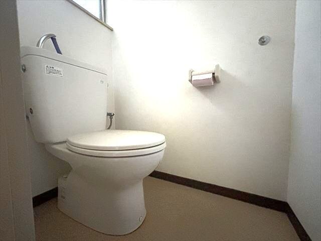 トイレ:ホワイトを基調としたシンプルなデザインの清潔感のあるトイレです。