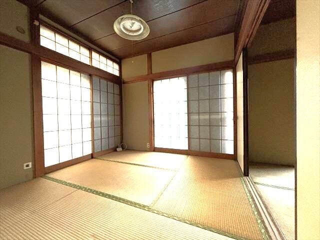 和室:二面採光で明るく、通風も期待できそう!