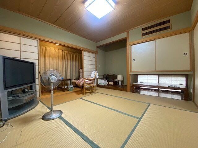 1階8畳和室には南向き縁側付き♪
温かい日差しが入るお部屋◎