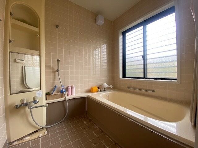 浴室に大きな窓もあり換気もしっかり行えます♪