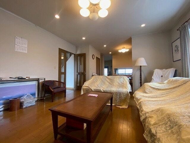 シックな雰囲気なリビングはダイニングとリビングで空間を切り替えられる造りです♪