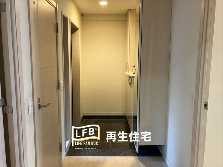 白と木目を基調としたデザインで、訪れる人を気持ちよく迎え入れます。奥に見える収納で、空間をすっきり保てます。