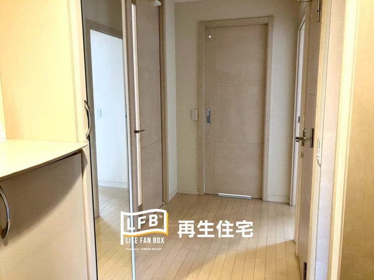 各部屋へ繋がる扉が並び、暖かみのある木目調の扉は、どんなインテリアにも馴染みます。