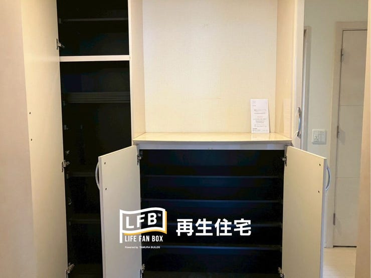 たっぷり収納できる玄関収納は、家族全員の靴や、外出用の小物もすっきり片付きます。オープンな棚もあり、鍵や飾りを置くのにも便利です。