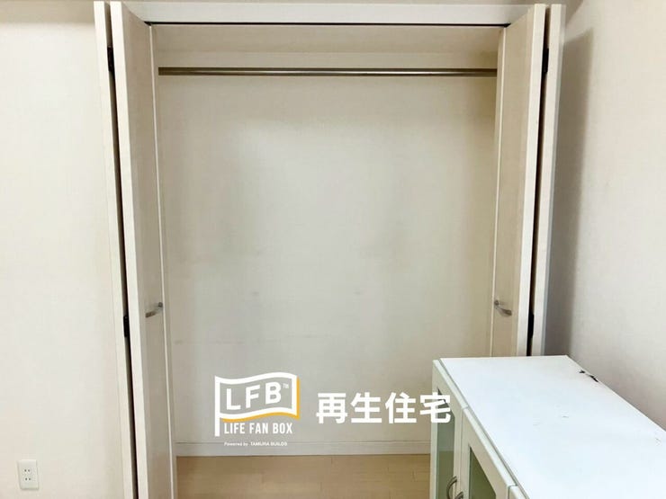 たっぷりとした奥行きと幅のあるクローゼットで、洋服はもちろん、季節の家電や布団なども収納できます。居室空間を有効に使える両開き扉です。