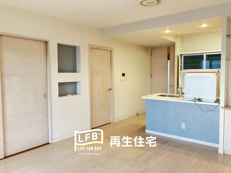 明るいフローリングと、シンク下の柔らかなブルーがアクセントになったおしゃれなキッチンカウンターが魅力的ですね♪