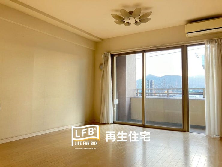 大きな窓から自然光がたっぷり差し込み、明るく開放的な空間です。窓の外にはバルコニーと、街並みや山並みが見える眺望があり、リラックスできますね♪