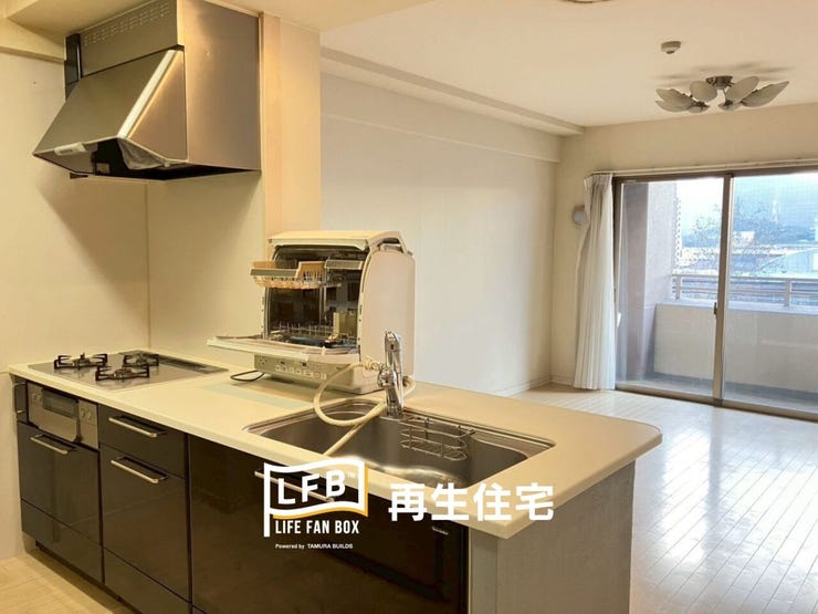 グリル付きのガスコンロ、大きなレンジフード、そして食器洗浄乾燥機が完備されており、毎日の家事をサポートします。キッチンに立ってもリビングが見渡せる対面式で、家族との会話も楽しめます。