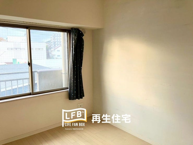 明るいフローリングと大きな窓がある洋室です。主寝室や子供部屋、書斎など、ライフスタイルに合わせて自由に活用できます。