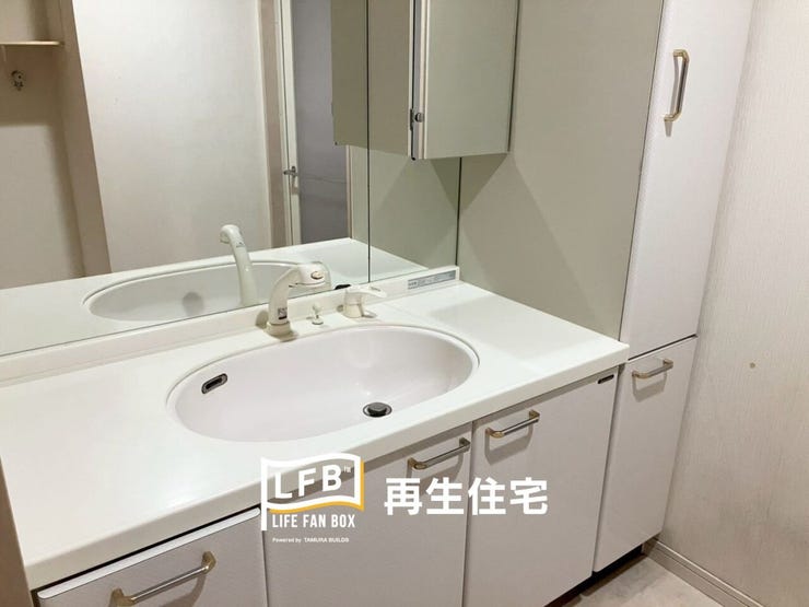 ワイドな洗面ボウルと三面鏡の裏にも収納がある洗面台。サイドの収納棚もタオルや洗剤のストックに便利です。