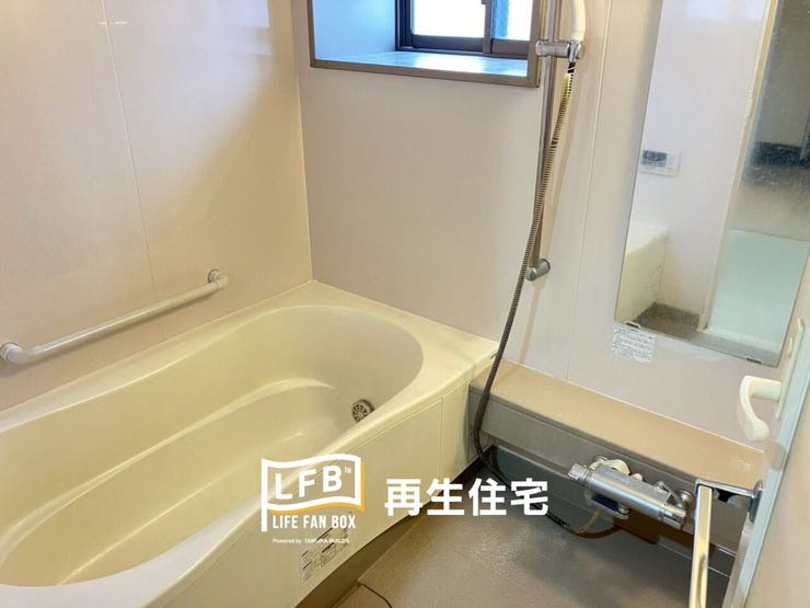 疲れを癒やせる広めのバスタブと、清潔感のある壁面が魅力です。手すりが設置されており、安心してお使いいただけます。窓もあり、換気にも優れています。