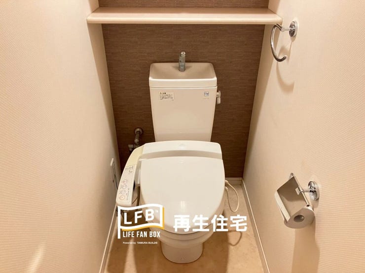 上には収納棚もあり、トイレ空間がすっきりしますね♪