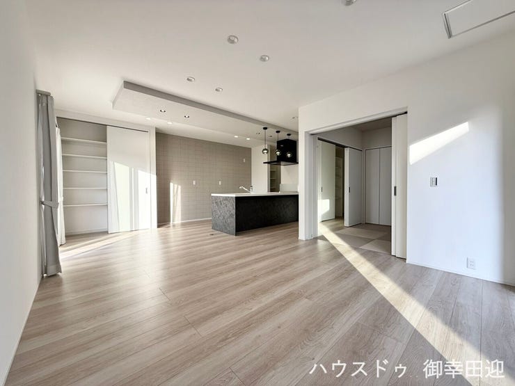 ■□■安らぎと笑顔の中心地■□■陽光が優しく降り注ぎ、会話が自然と弾む。ここでは、毎日が特別な時間へと変わります