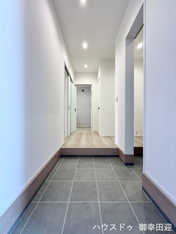 ■「ただいま」の安堵をくれる場所■訪れる人を迎え入れ、帰るたびにホッと一息つける、明るく機能的なエントランス