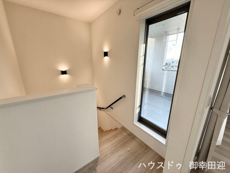 ■□■暮らしを繋ぐ、明るい動線■□■採光窓から光が差し込み、足元を優しく照らす。安全で快適な、家族の生活を支える縦の繋がりです