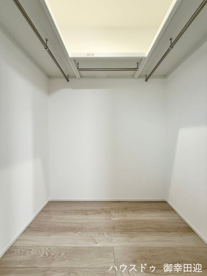 ■□■2階7帖洋室WIC■□■衣類から小物まで一ヶ所に集約。整理整頓がしやすく、毎日のコーディネートが楽しくなるゆとりの収納です